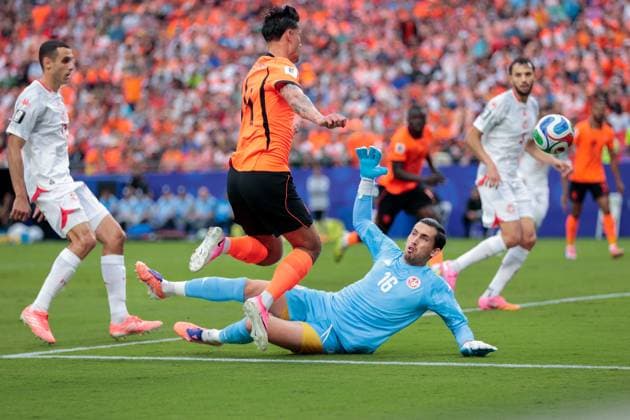 KANSAS CITY, 25-06-2026, Kansas City Stadium, World Cup 2026 Match between Tunesia and The Netherlands. Picture Shows Netherlands player Tijjani Reijnders and Tunisia goalkeeper Aymen Dahmen Tunesia - Netherlands (World Cup 2026)  x204647620x Copyright: