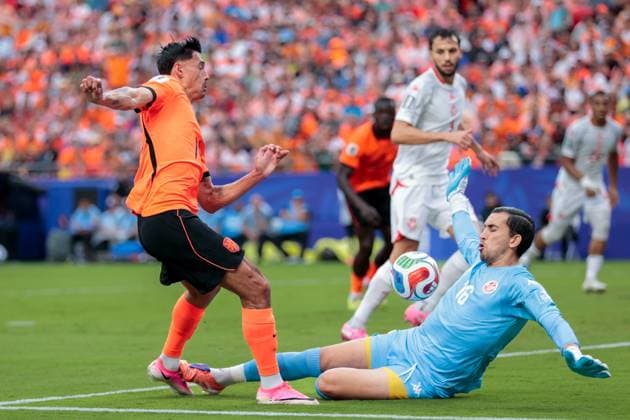 KANSAS CITY, 25-06-2026, Kansas City Stadium, World Cup 2026 Match between Tunesia and The Netherlands. Picture Shows Netherlands player Tijjani Reijnders and Tunisia goalkeeper Aymen Dahmen Tunesia - Netherlands (World Cup 2026)  x204647626x Copyright: