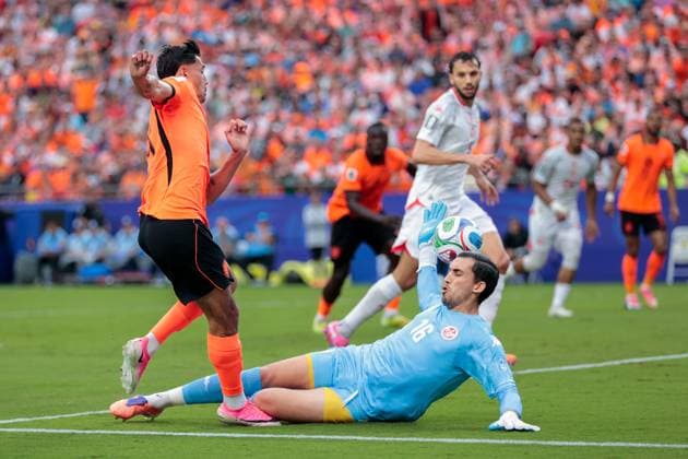 KANSAS CITY, 25-06-2026, Kansas City Stadium, World Cup 2026 Match between Tunesia and The Netherlands. Picture Shows Netherlands player Tijjani Reijnders and Tunisia goalkeeper Aymen Dahmen Tunesia - Netherlands (World Cup 2026)  x204647628x Copyright: