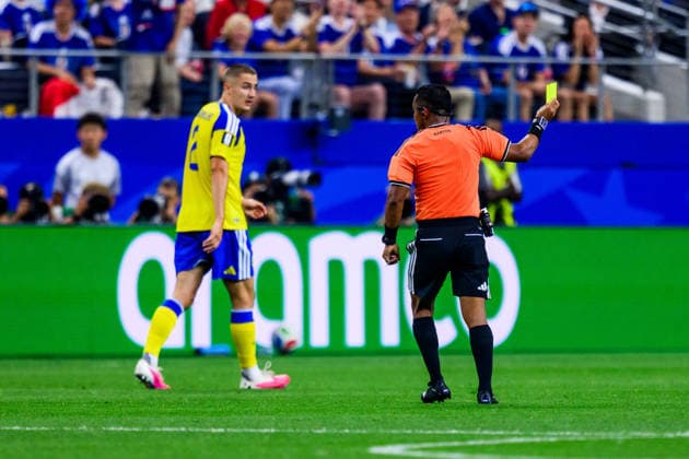 260625 Isak Hien of Sweden revives a yellow card from referee Ivan Arcides during the FIFA World Cup, WM, Weltmeisterschaft, Fussball 2026 football match between Japan and Sweden on June 25, 2026 in Dallas. Photo: Petter Arvidson BILDBYRAN kod PA PA1259 bbeng fotboll football soccer fotball vm fotbolls-vm fotball-vm fotbolls-vm 2026 fifa world cup 2026 sverige sweden sverige a japan *** June 25, 2026: Isak Hien of Sweden is shown a yellow card by referee Ivan Arcides during the 2026 FIFA World Cup soccer match between Japan and Sweden on June 25, 2026 in Dallas. Photo by Petter Arvidson. BILDBYRAN code PA PA1259 bbeng soccer football soccer World Cup 2026 FIFA World Cup 2026 Sweden Sweden A Japan  Copyright: PETTERxARVIDSON BB260625PA104