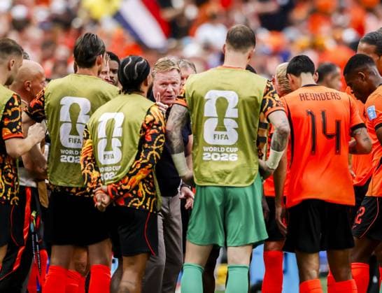 KANSAS - Netherlands coach Ronald Koeman addresses the players during the hydration break at the 2026 FIFA World Cup, WM, Weltmeisterschaft, Fussball Group F match between Tunisia and the Netherlands at Kansas City Stadium on June 25, 2026, in Kansas, United States. KOEN VAN WEEL ANP FIFA World Cup 2026 group stage 2026 xVIxANPxSportx xxANPxIVx 561992222 originalFilename: 561992222.jpg