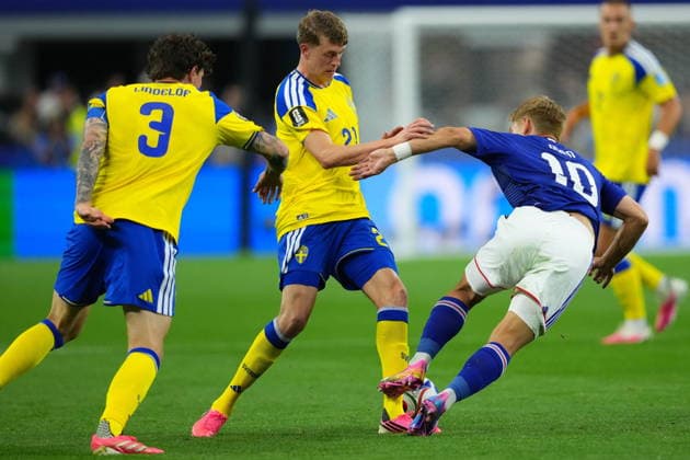 FIFA World Cup, WM, Weltmeisterschaft, Fussball 2026 - Group F - Japan vs Sweden Victor Lindelof of Sweden (L) in action against Alexander Bernhardsson (C) and Ritsu Doan (R) of Japan during the FIFA World Cup 2026 group stage match Japan against Sweden, in Dallas, Texas, USA, 25 June 2026. DALLAS United States  Copyright: xJEFFREYxMCWHORTERx