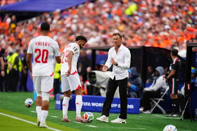Tunisia v Netherlands - FIFA World Cup, WM, Weltmeisterschaft, Fussball 2026 - Group F KANSAS CITY, UNITED STATES - JUNE 25: Head coach of Tunisia Herve Renard follows the 2026 FIFA World Cup First Stage Group F match between Tunisia and Netherlands at Arrowhead Stadium (Kansas City Stadium) in Kansas City, Missouri, United States on June 25, 2026. Hakan Akgun Anadolu Missouri United States. Editorial use only. Please get in touch for any other usage.  Copyright: x2026xAnadoluxHakanxAkgunx