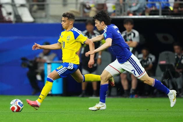 FIFA World Cup, WM, Weltmeisterschaft, Fussball 2026 - Group F - Japan vs Sweden Yasin Ayari of Sweden (L) in action against Ao Tanaka of Japan (R) during the FIFA World Cup 2026 group stage match Japan against Sweden, in Dallas, Texas, USA, 25 June 2026. DALLAS United States  Copyright: xJEFFREYxMCWHORTERx