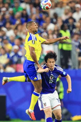 Ritsu Doan (R) of Japan vies for the ball with Isak Hien of Sweden during a FIFA World Cup, WM, Weltmeisterschaft, Fussball 2026 Group F match between Japan and Sweden at AT&T Stadium in Dallas, USA, 25 June 2025. FIFA World Cup 2026 - Group F - Japan vs. Sweden !ACHTUNG: NUR REDAKTIONELLE NUTZUNG!  Copyright: xCarlosxRamírezx GR5129 20260625-55020712233_1