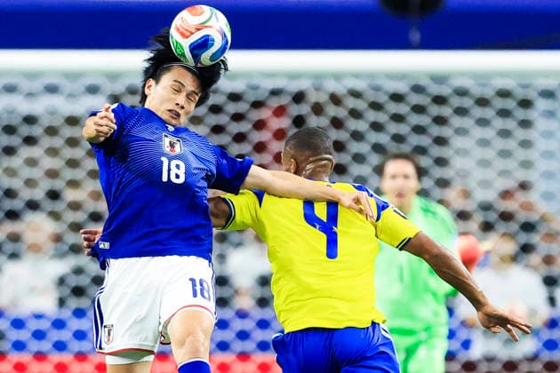 Ayase Ueda (L) of Japan vies for the ball with Isak Hien of Sweden during a FIFA World Cup, WM, Weltmeisterschaft, Fussball 2026 Group F match between Japan and Sweden at AT&T Stadium in Dallas, USA, 25 June 2025. FIFA World Cup 2026 - Group F - Japan vs. Sweden !ACHTUNG: NUR REDAKTIONELLE NUTZUNG!  Copyright: xCarlosxRamírezx GR5142 20260625-55020712245_1