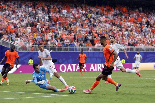 KANSAS - (lr) Tunisia goalkeeper Aymen Dahmen, Cody Gakpo or the Netherlands during the FIFA 2026 World Cup Group F match between Tunisia and the Netherlands at Kansas City Stadium on June 25, 2026 in Kansas, United States. ROBIN VAN LONKHUIJSEN ANP FIFA World Cup, WM, Weltmeisterschaft, Fussball 2026 group stage 2026 xVIxANPxSportx xxANPxIVx 561993721 originalFilename: 561993721.jpg