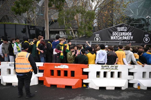 WORLD CUP LIVE SITE MELBOURNE, Socceroos supporters arrive to watch the FIFA World Cup, WM, Weltmeisterschaft, Fussball Group D match between Australia and Paraguay at a live site at Federation Square, in Melbourne, Friday, June 26, 2026 ( NO ARCHIVING MELBOURNE VICTORIA AUSTRALIA  Copyright: xJOELxCARRETTx 20260626157581322700