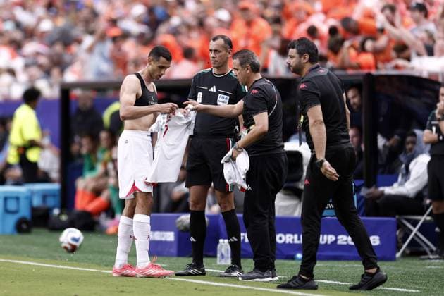 KANSAS - Ellyes Skhiri of Tunisia will receive a new shirt during the 2026 FIFA World Cup, WM, Weltmeisterschaft, Fussball Group F match between Tunisia and the Netherlands at Kansas City Stadium on June 25, 2026, in Kansas, United States. ROBIN VAN LONKHUIJSEN ANP FIFA World Cup 2026 group stage 2026 xVIxANPxSportx xxANPxIVx 561994223 originalFilename: 561994223.jpg