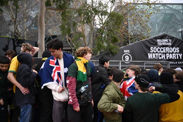 WORLD CUP LIVE SITE MELBOURNE, Socceroos supporters arrive to watch the FIFA World Cup, WM, Weltmeisterschaft, Fussball Group D match between Australia and Paraguay at a live site at Federation Square, in Melbourne, Friday, June 26, 2026 ( NO ARCHIVING MELBOURNE VICTORIA AUSTRALIA  Copyright: xJOELxCARRETTx 20260626145433843806