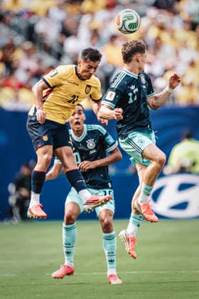 Fußball Herren FIFA Fußball-Weltmeisterschaft 2026 Gruppe E Ecuador vs. Deutschland 25.06.2026 v.l. Alan Franco ( 21, Ecuador) gegen Florian Wirtz ( 17, Deutschland) beim Kopfballduell New Jersey New York New Jersey Stadion New Jersey United States of America *** Men s Soccer, 2026 FIFA World Cup, Group E: Ecuador vs. Germany, June 25, 2026. Alan Franco (21), Ecuador, vs. Florian Wirtz (17), Germany, in a header duel. New Jersey, New York, New Jersey Stadium, New Jersey, United States of America