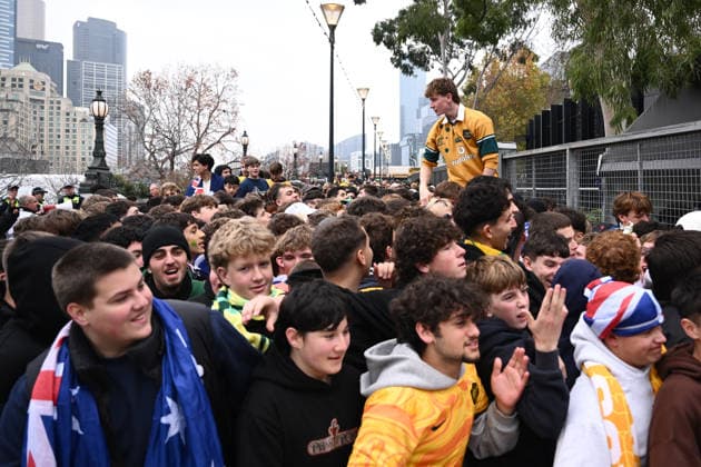 WORLD CUP LIVE SITE MELBOURNE, Socceroos supporters arrive to watch the FIFA World Cup, WM, Weltmeisterschaft, Fussball Group D match between Australia and Paraguay at a live site at Federation Square, in Melbourne, Friday, June 26, 2026 ( NO ARCHIVING MELBOURNE VICTORIA AUSTRALIA  Copyright: xJOELxCARRETTx 20260626188305061090