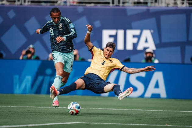 Fußball Herren FIFA Fußball-Weltmeisterschaft 2026 Gruppe E Ecuador vs. Deutschland 25.06.2026 v.l. Leroy Sane ( 19, Deutschland) gegen Piero Hincapie ( 3, Ecuador) Zweikampf New Jersey New York New Jersey Stadion New Jersey United States of America *** Men s Soccer 2026 FIFA World Cup Group E Ecuador vs. Germany June 25, 2026 Leroy Sané 19, Germany vs. Piero Hincapie 3, Ecuador Tackle New Jersey New York New Jersey Stadium New Jersey United States of America