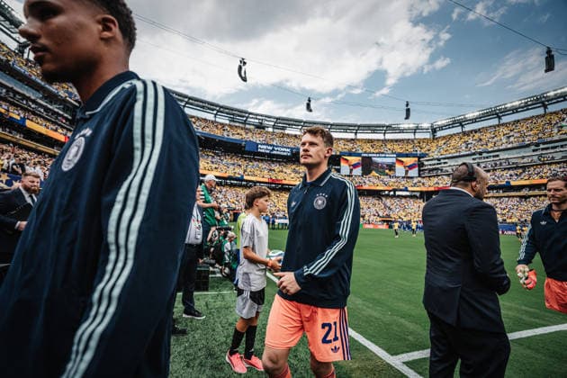 Fußball Herren FIFA Fußball-Weltmeisterschaft 2026 Gruppe E Ecuador vs. Deutschland 25.06.2026 Alexander Nuebel ( 21, Deutschland) auf dem Weg zur Bank New Jersey New York New Jersey Stadion New Jersey United States of America *** Men s Soccer 2026 FIFA World Cup Group E Ecuador vs. Germany June 25, 2026 Alexander Nuebel, 21, Germany on his way to the bench New Jersey New York New Jersey Stadium New Jersey United States of America