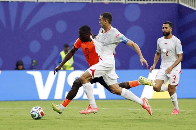 KANSAS - (lr) Brian Brobbey of the Netherlands, Ellyes Skhiri of Tunisia during the FIFA 2026 World Cup Group F match between Tunisia and the Netherlands at Kansas City Stadium on June 25, 2026, in Kansas, United States. ROBIN VAN LONKHUIJSEN ANP FIFA World Cup, WM, Weltmeisterschaft, Fussball 2026 group stage 2026 xVIxANPxSportx xxANPxIVx 561994891 originalFilename: 561994891.jpg
