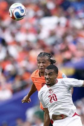 KANSAS - (lr) Nathan Ake of the Netherlands, Yan Valery of Tunisia during the FIFA 2026 World Cup Group F match between Tunisia and the Netherlands at Kansas City Stadium on June 25, 2026, in Kansas, United States. ROBIN VAN LONKHUIJSEN ANP FIFA World Cup, WM, Weltmeisterschaft, Fussball 2026 group stage 2026 xVIxANPxSportx xxANPxIVx 561995060 originalFilename: 561995060.jpg