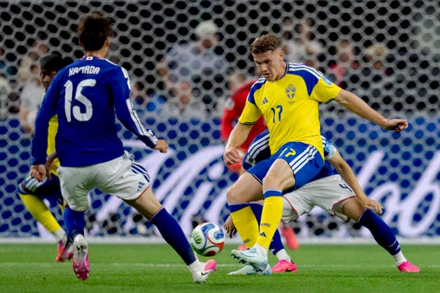 2026-06-25 Japan v Sweden - Group F: FIFA World Cup, WM, Weltmeisterschaft, Fussball 2026 ARLINGTON, UNITED STATES - JUNE 25: Daichi Kamada of Japan, Viktor Gyokeres of Sweden, Ko Itakura of Japan during the Group F: FIFA World Cup 2026 match between Japan and Sweden at Dallas Stadium on June 25, 2026 in Arlington, Texas. (Photo by Pablo Morano BSR Agency) Arlington United States Content not available for redistribution in The Netherlands directly or indirectly through any third parties. Copyright: xBSRxAgencyx