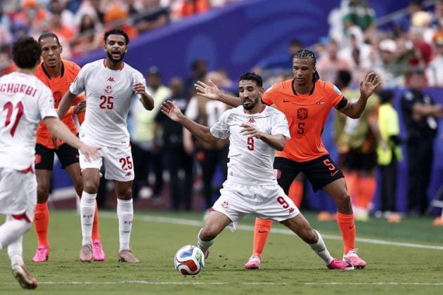 KANSAS - (lr) Hazem Mastouri of Tunisia, Nathan Ake of the Netherlands during the FIFA World Cup, WM, Weltmeisterschaft, Fussball 2026 Group F match between Tunisia and the Netherlands at Kansas City Stadium on June 25, 2026, in Kansas, United States. ROBIN VAN LONKHUIJSEN ANP FIFA World Cup 2026 group stage 2026 xVIxANPxSportx xxANPxIVx 561995103 originalFilename: 561995103.jpg
