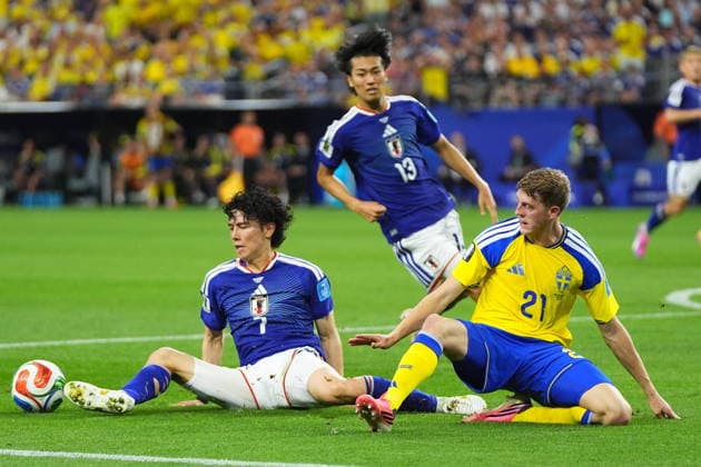 FIFA World Cup, WM, Weltmeisterschaft, Fussball 2026 - Group F - Japan vs Sweden Alexander Bernhardsson of Sweden (R) in action against Ao Tanaka of Japan (L) during the FIFA World Cup 2026 group stage match Japan against Sweden, in Dallas, Texas, USA, 25 June 2026. DALLAS United States  Copyright: xJEFFREYxMCWHORTERx