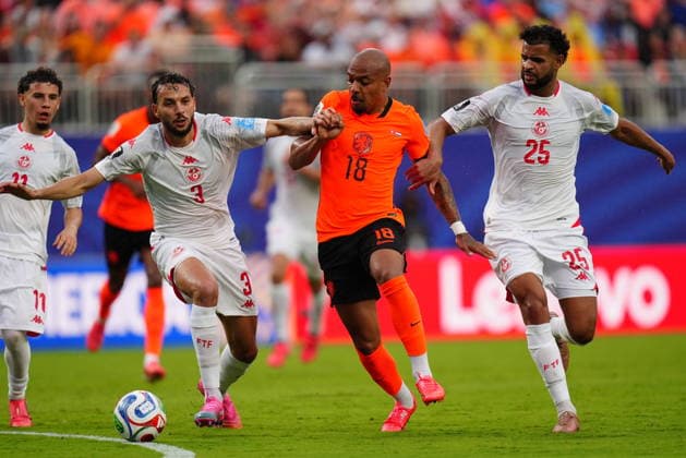 Tunisia v Netherlands - FIFA World Cup, WM, Weltmeisterschaft, Fussball 2026 - Group F KANSAS CITY, UNITED STATES - JUNE 25: Donyell Malen (18) of Netherlands in action against Montassar Talbi (3) of Tunisia during the 2026 FIFA World Cup First Stage Group F match between Tunisia and Netherlands at Arrowhead Stadium (Kansas City Stadium) in Kansas City, Missouri, United States on June 25, 2026. Hakan Akgun Anadolu Missouri United States. Editorial use only. Please get in touch for any other usage.  Copyright: x2026xAnadoluxHakanxAkgunx