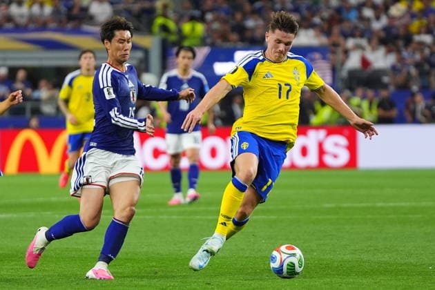 FIFA World Cup, WM, Weltmeisterschaft, Fussball 2026 - Group F - Japan vs Sweden Daichi Kamada of Japan (L) in action against Viktor Gyokeres of Sweden (R) during the FIFA World Cup 2026 group stage match Japan against Sweden, in Dallas, Texas, USA, 25 June 2026. DALLAS United States  Copyright: xJEFFREYxMCWHORTERx