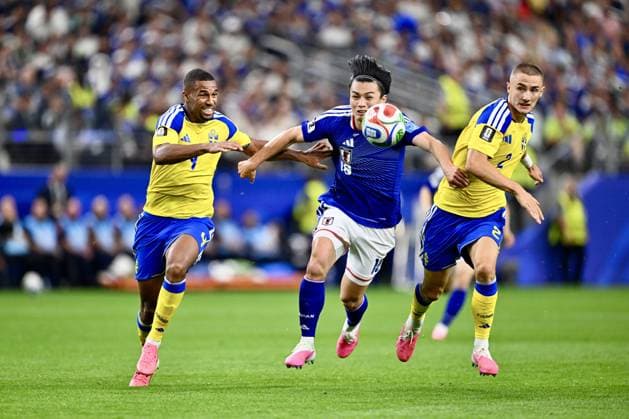 (L-R) Isak Hien (SWE), Ayase Ueda (JPN), Gustaf Lagerbielke (SWE), JUNE 25, 2026 - Football Soccer : FIFA World Cup, WM, Weltmeisterschaft, Fussball 2026 Group F match between Japan - Sweden at Dallas Stadium in Arlington, Texas, USA.  aflo_335788185 KenjiroxMatsuox