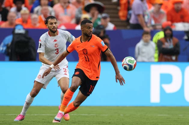 Montassar Talbi (L) of Tunisia in action against Cody Gakpo (R) of the Netherlands during a Group F match of the 2026 FIFA World Cup, WM, Weltmeisterschaft, Fussball between Tunisia and the Netherlands at Arrowhead Stadium in Kansas, United States, 25 June 2026. FIFA World Cup 2026 - Group F Tunisia vs. Netherlands !ACHTUNG: NUR REDAKTIONELLE NUTZUNG!  Copyright: xJuanxIgnacioxRoncoronix GR5144 20260626-55020712362_1