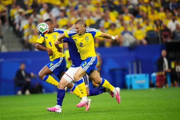 Japan v Sweden - FIFA World Cup, WM, Weltmeisterschaft, Fussball 2026 - Group F ARLINGTON, USA - JUNE 25: Isak Hien, Gustaf Lagerbielke of Sweden and Ayase Ueda of Japan compete for the ball during the 2026 FIFA World Cup First Stage Group F match between Japan and Sweden at Dallas Stadium in Arlington, Texas, United States on June 25, 2026. Jose Hernandez Anadolu Texas United States. Editorial use only. Please get in touch for any other usage.  Copyright: x2026xAnadoluxJosexHernandezx