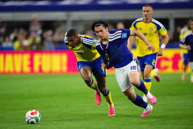 Japan v Sweden - FIFA World Cup, WM, Weltmeisterschaft, Fussball 2026 - Group F ARLINGTON, USA - JUNE 25: Ayase Ueda of Japan and Isak Hien of Sweden compete for the ball during the 2026 FIFA World Cup First Stage Group F match between Japan and Sweden at Dallas Stadium in Arlington, Texas, United States on June 25, 2026. Jose Hernandez Anadolu Texas United States. Editorial use only. Please get in touch for any other usage.  Copyright: x2026xAnadoluxJosexHernandezx