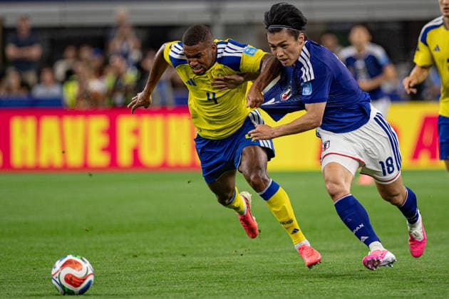 Isak Hien of Sweden and Ayase Ueda of Japan fight for possession during the FIFA World Cup, WM, Weltmeisterschaft, Fussball 2026 Group F match between Japan and Sweden at Dallas Stadium in Arlington, Texas, United States, on June 25th, 2026. (Photo by Riquelve Nata Sports Press Photo)  Copyright: xRiquelvexNata SportsxPressxPhotox Sportspressphoto_SPR177088