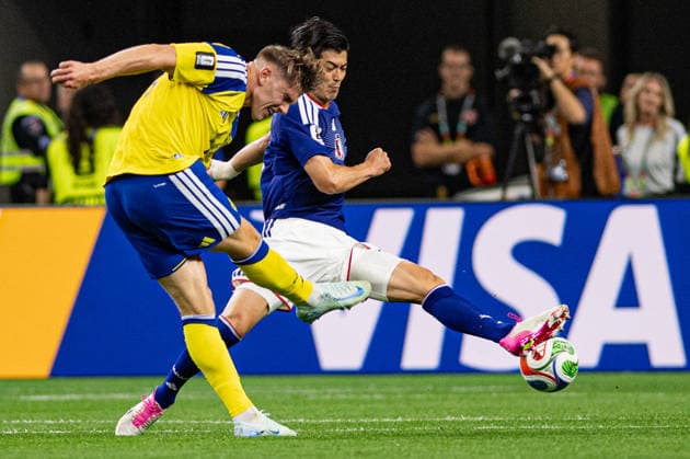 Viktor Gyokeres of Sweden challenged by Shogo Taniguchi of Japan during the FIFA World Cup, WM, Weltmeisterschaft, Fussball 2026 Group F match between Japan and Sweden at Dallas Stadium in Arlington, Texas, United States, on June 25th, 2026. (Photo by Riquelve Nata Sports Press Photo)  Copyright: xRiquelvexNata SportsxPressxPhotox Sportspressphoto_SPR177093