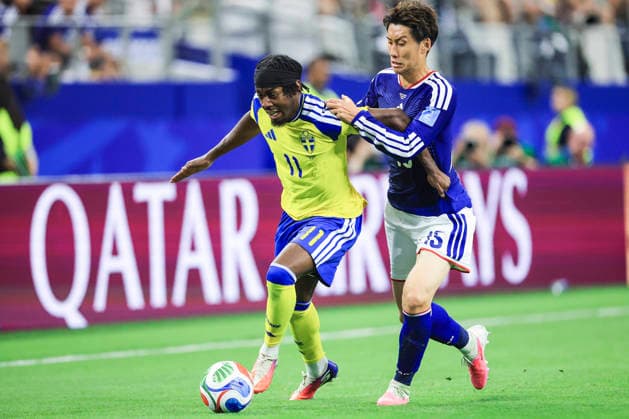Daichi Kamada (R) of Japan vies for the ball with Anthony Elanga (L) of Sweden during a FIFA World Cup, WM, Weltmeisterschaft, Fussball 2026 Group F match between Japan and Sweden at AT&T Stadium in Dallas, USA, 25 June 2025. FIFA World Cup 2026 - Group F - Japan vs. Sweden !ACHTUNG: NUR REDAKTIONELLE NUTZUNG!  Copyright: xCarlosxRamírezx GR5163 20260626-55020712396_1