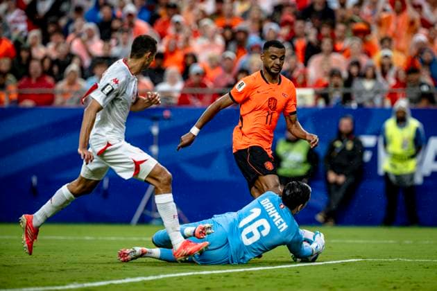 KANSAS CITY - (l-r) Cody Gakpo of the Netherlands and goalkeeper Aymen Dahmen of Tunisia during the 2026 World Cup at Arrowhead Stadium on June 25, 2026 in Kansas City United States. (Photo by Stefan Koops EYE4IMAGES DeFodi Images) - *** KANSAS CITY l Cody Gakpo of the Netherlands and goalkeeper Aymen Dahmen of Tunisia during the 2026 World Cup at Arrowhead Stadium on June 25, 2026, in Kansas City, United States. Photo by Stefan Koops, EYE4IMAGES, DeFodi Images