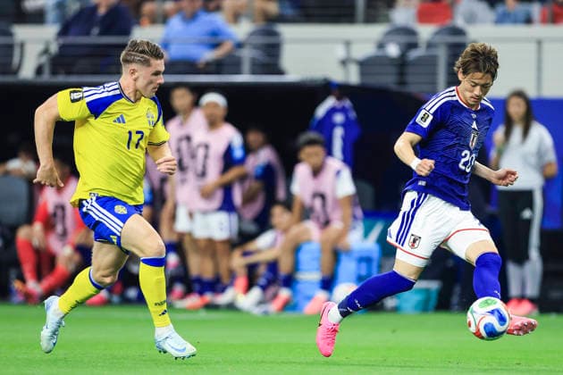 Ayumu Seko (R) of Japan vies for the ball with Viktor Gyokeres (L) of Sweden during a FIFA World Cup, WM, Weltmeisterschaft, Fussball 2026 Group F match between Japan and Sweden at AT&T Stadium in Dallas, USA, 25 June 2025. FIFA World Cup 2026 - Group F - Japan vs. Sweden !ACHTUNG: NUR REDAKTIONELLE NUTZUNG!  Copyright: xCarlosxRamírezx GR5164 20260626-55020712403_1