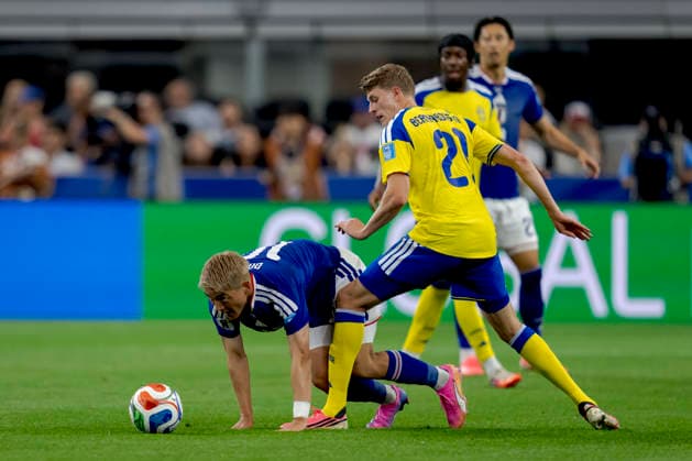 2026-06-25 Japan v Sweden - Group F: FIFA World Cup, WM, Weltmeisterschaft, Fussball 2026 ARLINGTON, UNITED STATES - JUNE 25: Ritsu Doan of Japan, Alexander Bernhardsson of Sweden during the Group F: FIFA World Cup 2026 match between Japan and Sweden at Dallas Stadium on June 25, 2026 in Arlington, Texas. (Photo by Pablo Morano BSR Agency) Arlington United States Content not available for redistribution in The Netherlands directly or indirectly through any third parties. Copyright: xBSRxAgencyx