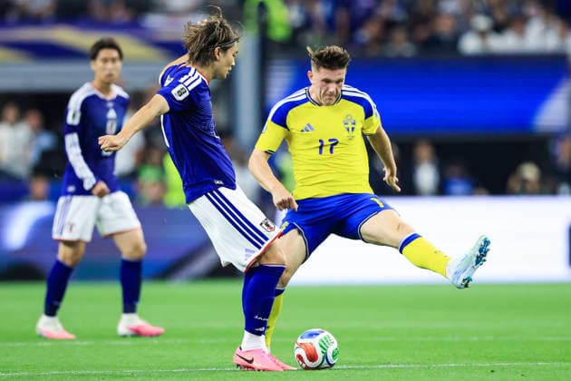 Kou Itakura (L) of Japan vies for the ball with Viktor Gyokeres (R) of Sweden during a FIFA World Cup, WM, Weltmeisterschaft, Fussball 2026 Group F match between Japan and Sweden at AT&T Stadium in Dallas, USA, 25 June 2025. FIFA World Cup 2026 - Group F - Japan vs. Sweden !ACHTUNG: NUR REDAKTIONELLE NUTZUNG!  Copyright: xCarlosxRamírezx GR5183 20260626-55020712412_1