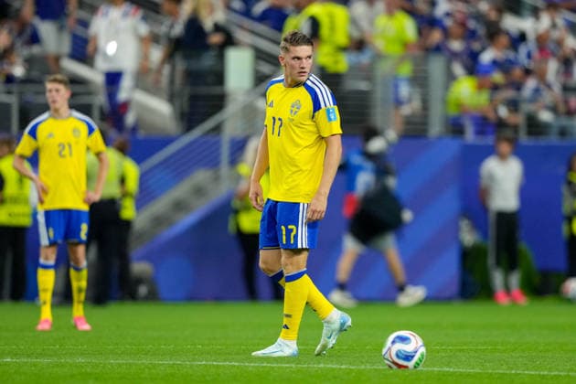Viktor Gyokeres (Sweden) looks on during the FIFA World Cup, WM, Weltmeisterschaft, Fussball 2026 Group F match between Japan and Sweden at Dallas Stadium on June 25, 2026 in Dallas, United States. (Photo by Torbjorn Tande DeFodi Images) - *** Viktor Gyokeres of Sweden watches as Japan and Sweden face off in a Group F match of the 2026 FIFA World Cup at Dallas Stadium on June 25, 2026, in Dallas, United States. Photo by Torbjorn Tande, DeFodi Images