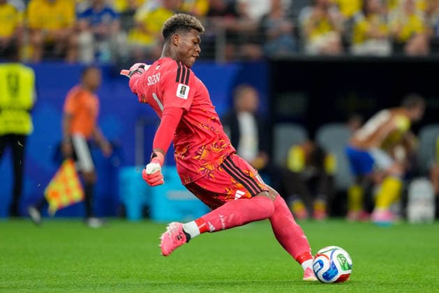 Torhueter Zion Suzuki (Japan) controls the ball during the FIFA World Cup, WM, Weltmeisterschaft, Fussball 2026 Group F match between Japan and Sweden at Dallas Stadium on June 25, 2026 in Dallas, United States. (Photo by Torbjorn Tande DeFodi Images) - *** Goalkeeper Zion Suzuki of Japan controls the ball during the 2026 FIFA World Cup Group F match between Japan and Sweden at Dallas Stadium on June 25, 2026, in Dallas, United States. Photo by Torbjorn Tande, DeFodi Images