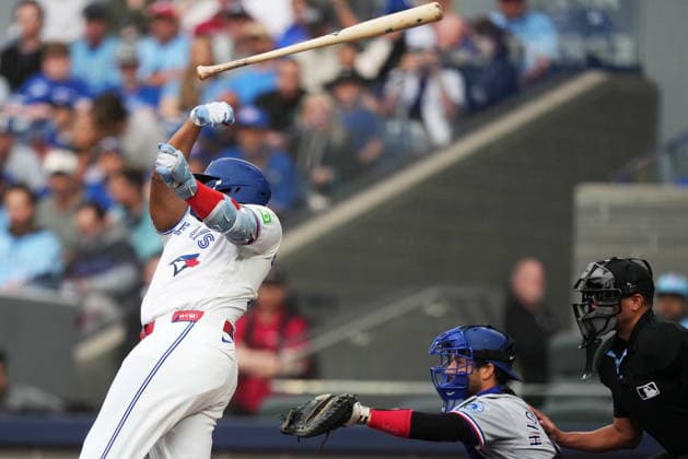 June 25, 2026, Toronto, On, CANADA: Toronto Blue Jays Vladimir Guerrero Jr. (27) loses his grip on the bat as Texas Rangers catcher Kyle Higashioka (11) looks on during first inning MLB, Baseball Herren, USA baseball action in Toronto, on Thursday, June 25, 2026. Canada News - June 25, 2026  - ZUMAc35_ 20260625_zaf_c35_105 Copyright: xNathanxDenettex