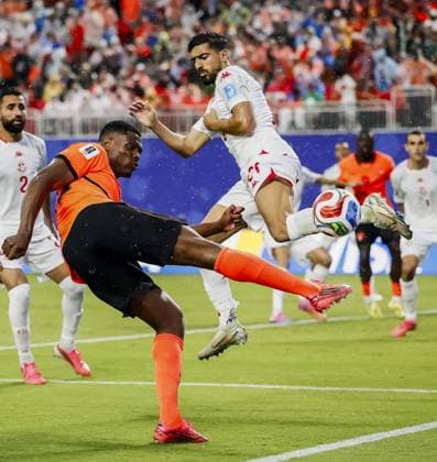 KANSAS - Denzel Dumfries of the Netherlands and Mohamed Amine Ben Hmida of Tunisia during the FIFA 2026 Group F match between Tunisia and the Netherlands at Kansas City Stadium on June 25, 2026, in Kansas, United States. KOEN VAN WEEL ANP FIFA World Cup, WM, Weltmeisterschaft, Fussball 2026 group stage 2026 xVIxANPxSportx xxANPxIVx 561996679 originalFilename: 561996679.jpg