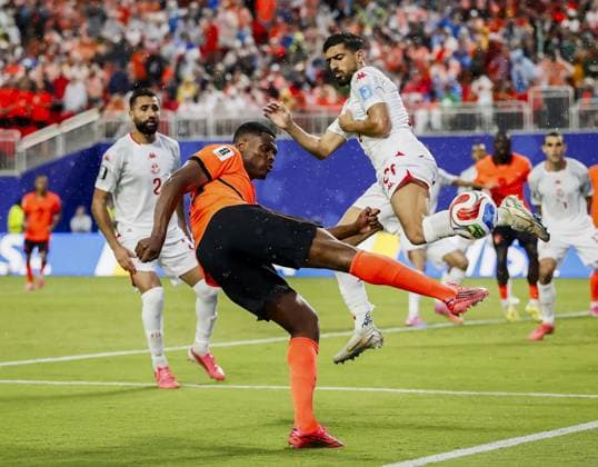 KANSAS - Denzel Dumfries of the Netherlands and Mohamed Amine Ben Hmida of Tunisia during the FIFA 2026 Group F match between Tunisia and the Netherlands at Kansas City Stadium on June 25, 2026, in Kansas, United States. KOEN VAN WEEL ANP FIFA World Cup, WM, Weltmeisterschaft, Fussball 2026 group stage 2026 xVIxANPxSportx xxANPxIVx 561996690 originalFilename: 561996690.jpg