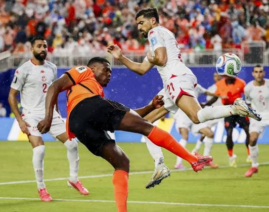 KANSAS - Denzel Dumfries of the Netherlands and Mohamed Amine Ben Hmida of Tunisia during the FIFA 2026 Group F match between Tunisia and the Netherlands at Kansas City Stadium on June 25, 2026, in Kansas, United States. KOEN VAN WEEL ANP FIFA World Cup, WM, Weltmeisterschaft, Fussball 2026 group stage 2026 xVIxANPxSportx xxANPxIVx 561996798 originalFilename: 561996798.jpg