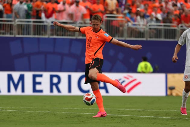 KANSAS CITY, MO - JUNE 25: Frenkie de Jong 21 of Netherlands takes a shot in the first half of the FIFA World Cup, WM, Weltmeisterschaft, Fussball 2026 Group F match between Tunisia and Netherlands on June 25, 2026 at Kansas City Stadium in Kansas City, MO. (Photo by Scott Winters Icon Sportswire) SOCCER: JUN 25 FIFA World Cup 26 Group F - Tunisia vs Netherlands EDITORIAL USE ONLY Icon2606250091