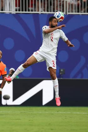 KANSAS CITY, MO - JUNE 25: Ali Abdi 2 of Tunisia heads a ball away in the first half of the FIFA World Cup, WM, Weltmeisterschaft, Fussball 2026 Group F match between Tunisia and Netherlands on June 25, 2026 at Kansas City Stadium in Kansas City, MO. (Photo by Scott Winters Icon Sportswire) SOCCER: JUN 25 FIFA World Cup 26 Group F - Tunisia vs Netherlands EDITORIAL USE ONLY Icon2606250121
