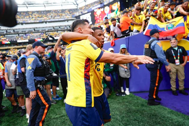 June 25,2026: After the game, Ecuador midfielder Pedro Vite (15) celebrates with a teammates in a FIFA World Cup, WM, Weltmeisterschaft, Fussball match at MetLife Stadium in East Rutherford, NJ. Ecuador defeats Germany 2-1. Cal Media Fifa World Cup 2026: Ecuador Vs Germany JUN 25  - ZUMAc04_ 20260625_faf_c04_123 Copyright: xShaquanxWoodyx