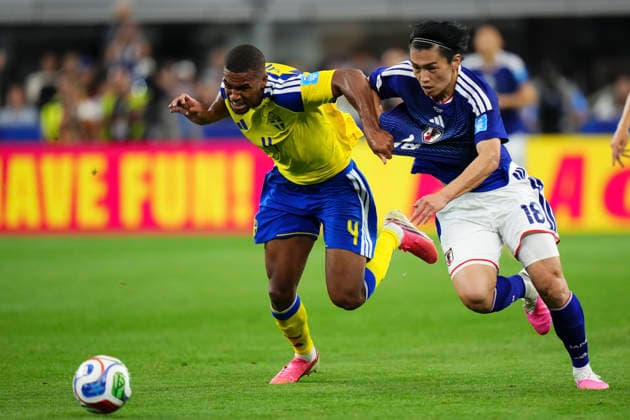 Japan v Sweden: Group F - FIFA World Cup, WM, Weltmeisterschaft, Fussball 2026 Ayase Ueda of Japan and Isak Hien of Sweden compete for the ball during the FIFA World Cup 2026 Group F match between Japan and Sweden at Dallas Stadium on June 25, 2026 in Dallas, United States. Arlington TX United States  Copyright: xJosexBretonx originalFilename:bretonhernandez-japanvsw260625_npO23.jpg