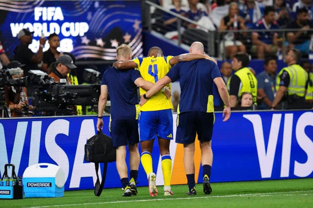 Japan v Sweden: Group F - FIFA World Cup, WM, Weltmeisterschaft, Fussball 2026 Isak Hien of Sweden hurts during the FIFA World Cup 2026 Group F match between Japan and Sweden at Dallas Stadium on June 25, 2026 in Dallas, United States. Arlington TX United States  Copyright: xJosexBretonx originalFilename:bretonhernandez-japanvsw260625_npyjj.jpg