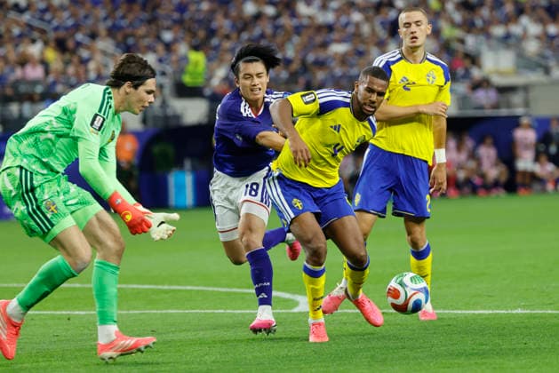 Ayase Ueda (2-L) of Japan vies for the ball Isak Hien (2-R) of Sweden for the ball during the FIFA World Cup, WM, Weltmeisterschaft, Fussball 2026 Group F match between Japan and Sweden at AT&T Stadium in Dallas, USA, 25 June 2025. FIFA World Cup 2026 - Group F - Japan vs. Sweden !ACHTUNG: NUR REDAKTIONELLE NUTZUNG!  Copyright: xMariscalx GR5170 20260626-55020712479_1