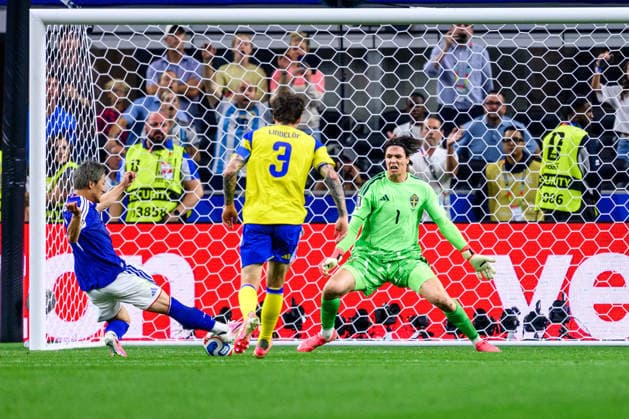 260625 Daizen Maeda of Japan and goalkeeper Jacob Widell Zetterström of Sweden during the FIFA World Cup, WM, Weltmeisterschaft, Fussball 2026 football match between Japan and Sweden on June 25, 2026 in Dallas. Photo: Petter Arvidson BILDBYRAN kod PA PA1259 bbeng fotboll football soccer fotball vm fotbolls-vm fotball-vm fotbolls-vm 2026 fifa world cup 2026 sverige sweden sverige a japan *** June 25, 2026: Daizen Maeda of Japan and goalkeeper Jacob Widell Zetterström of Sweden during the 2026 FIFA World Cup soccer match between Japan and Sweden on June 25, 2026 in Dallas. Photo by Petter Arvidson. BILDBYRAN code PA PA1259 bbeng soccer football soccer World Cup 2026 FIFA World Cup 2026 Sweden Sweden A Japan  Copyright: PETTERxARVIDSON BB260625PA158