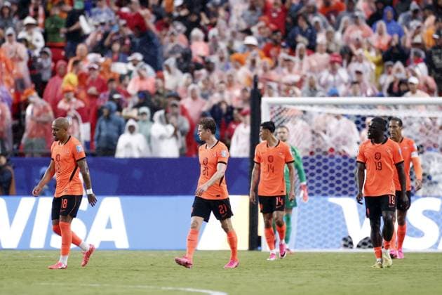 KANSAS - (lr) Donyell Malen or Netherlands, Frenkie de Jong or Netherlands, Tijjani Reijnders or Netherlands, Brian Brobbey or Netherlands are disappointed with the 1-2 defeat during the FIFA 2026 World Cup Group F match between Tunisia and the Netherlands at Kansas City Stadium on June 25, 2026, in Kansas, United States. ROBIN VAN LONKHUIJSEN ANP FIFA World Cup, WM, Weltmeisterschaft, Fussball 2026 group stage 2026 xVIxANPxSportx xxANPxIVx 561997650 originalFilename: 561997650.jpg